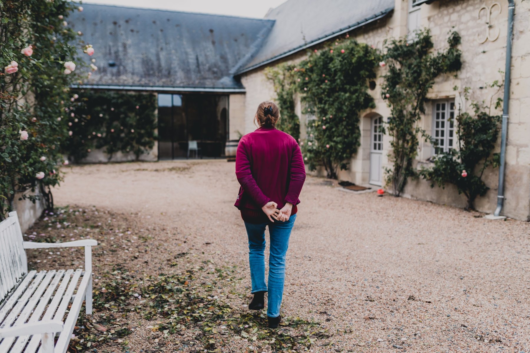 Kathleen Van den Berghe wandelt over de binnenkoer van Château de Minière